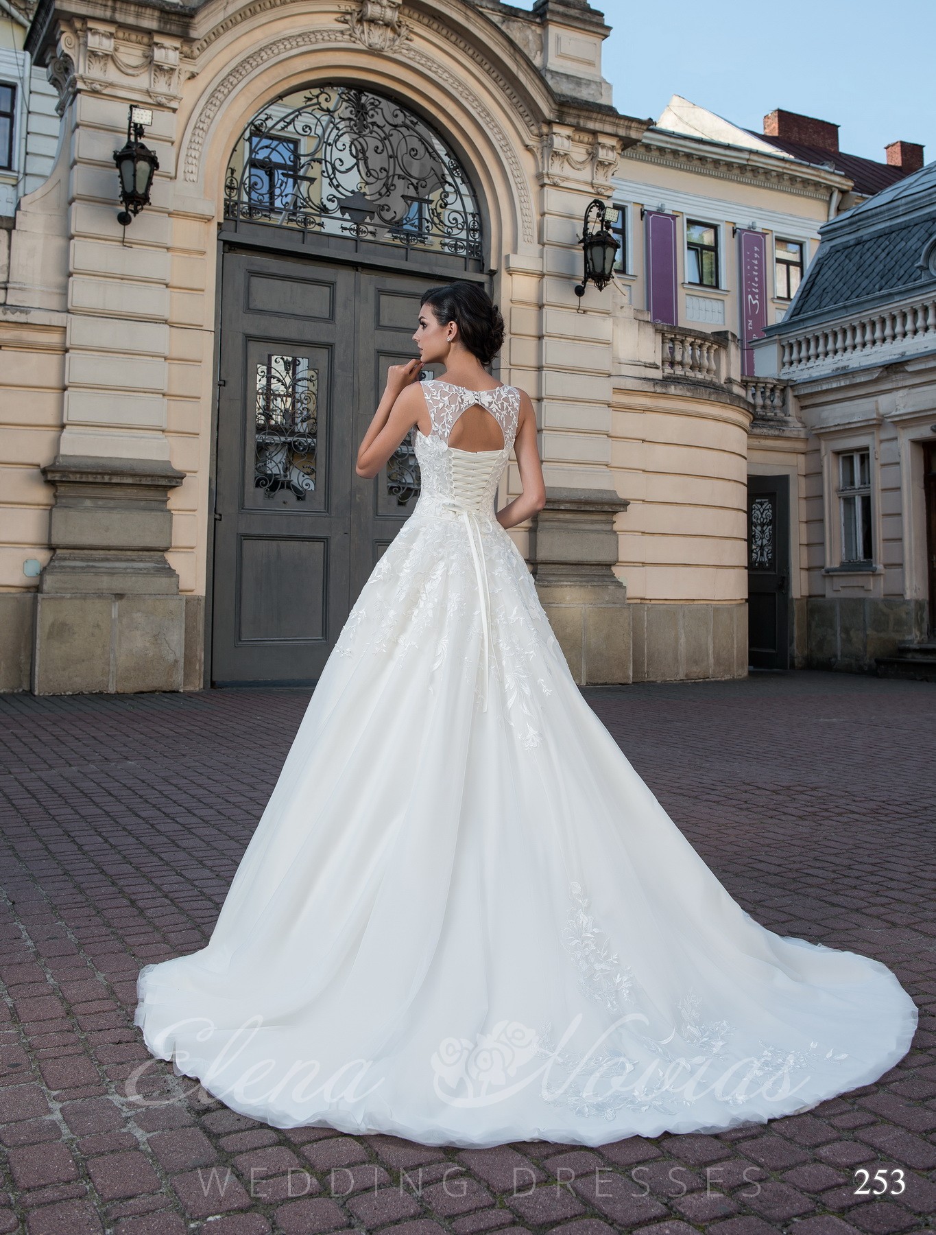 Свадебное платье с аппликацией ручной работы модель 253
